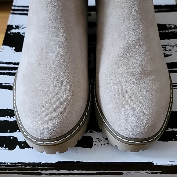 Dolce Vita Lug Sole Chelsea Boot, New In Box, Size 9.5 Color: Camel - Picture 3 of 15